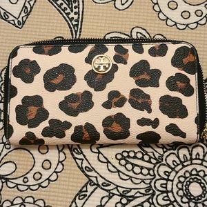 Tory Burch Robinson continental wallet leopard,